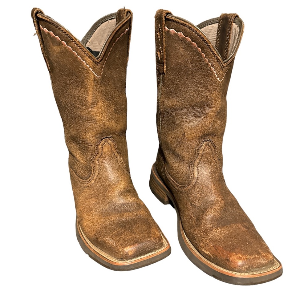 Ariat Boots with pink embroidery. Size 8.5